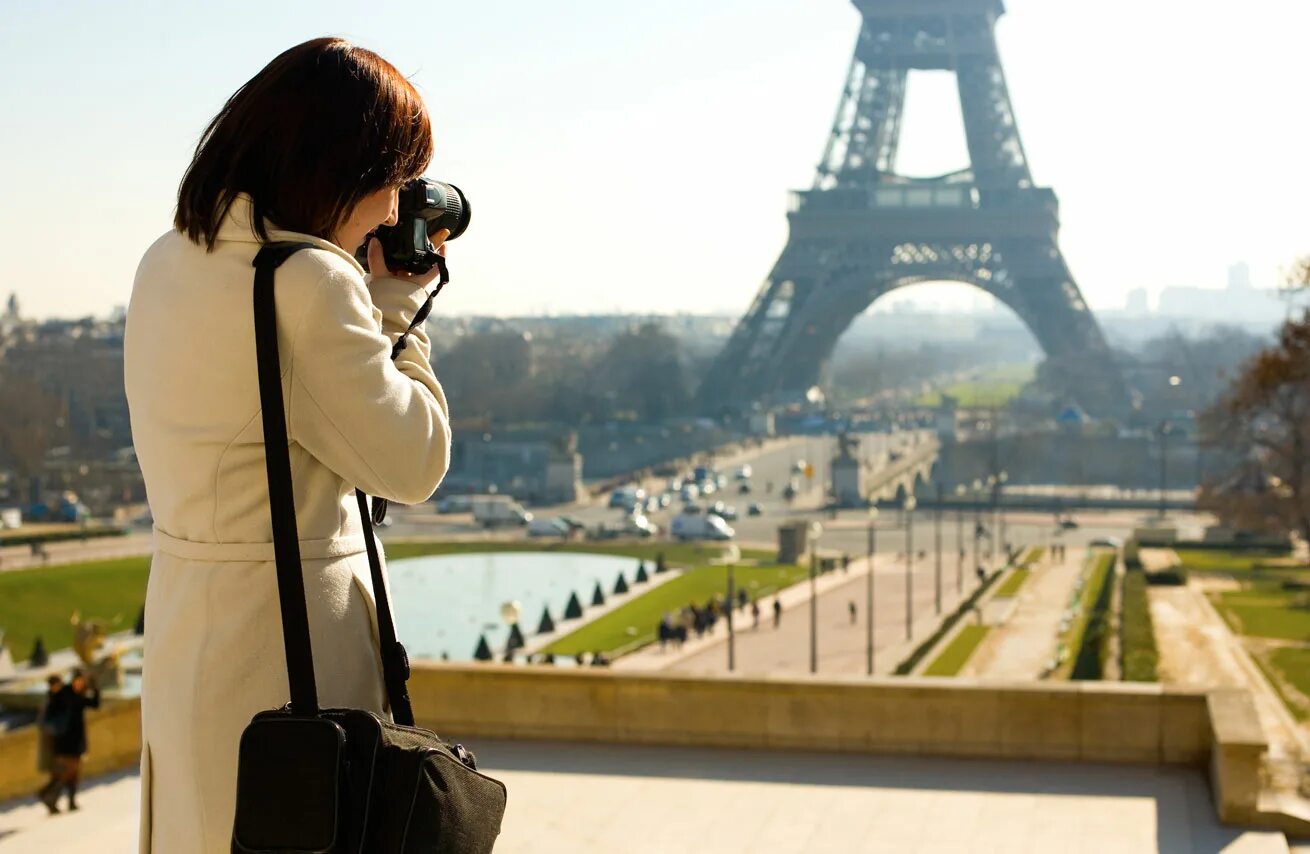 Traveling to uk. Туристы в Париже. «Девушка в Париже». Девушка с фотоаппаратом. Девушка фотографирует.