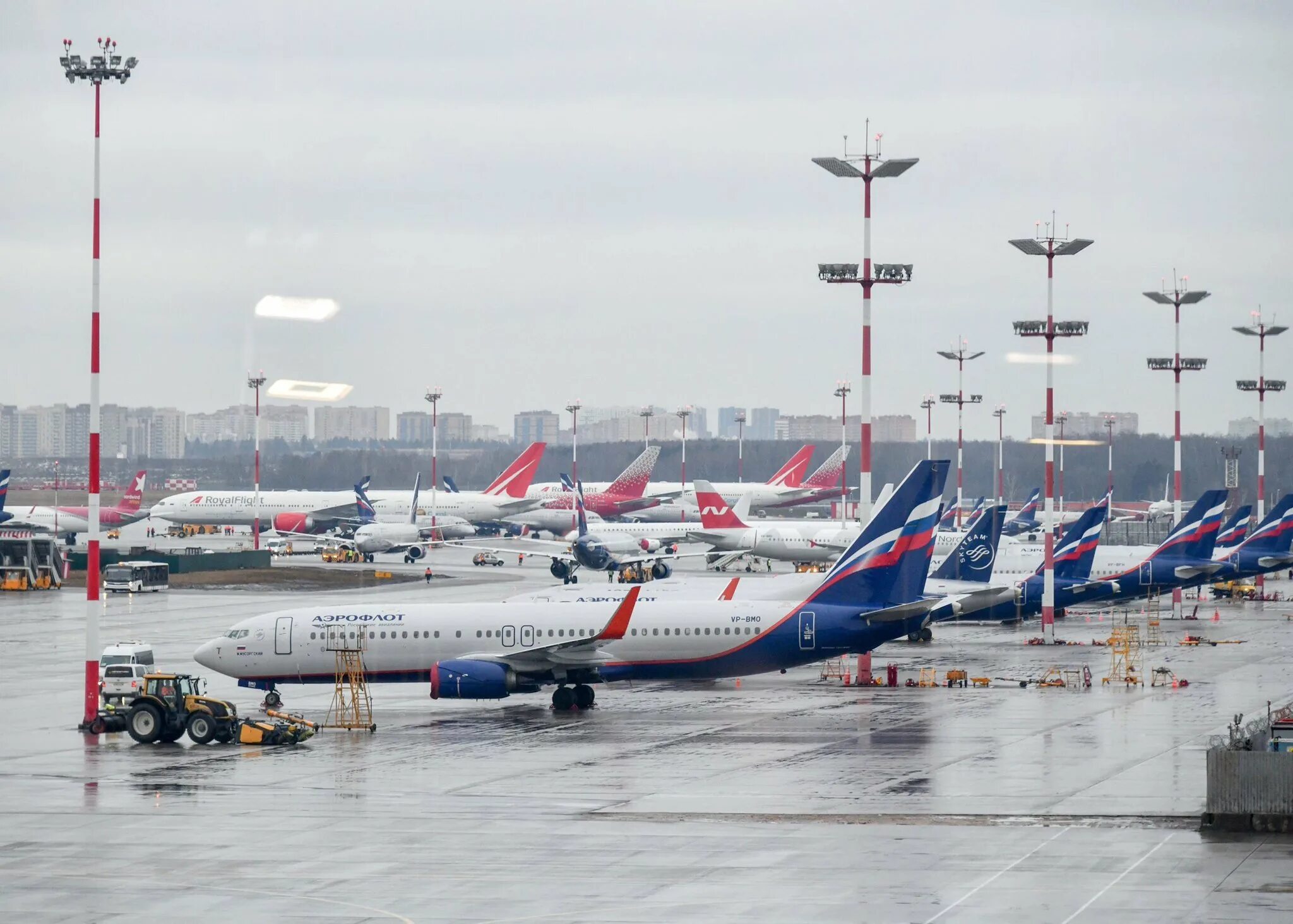 Самолет и аэропорт. Самолет над россией. Аэропорт москва домодедово с7. Московский аэропорт домодедово. Шереметьево 2006.