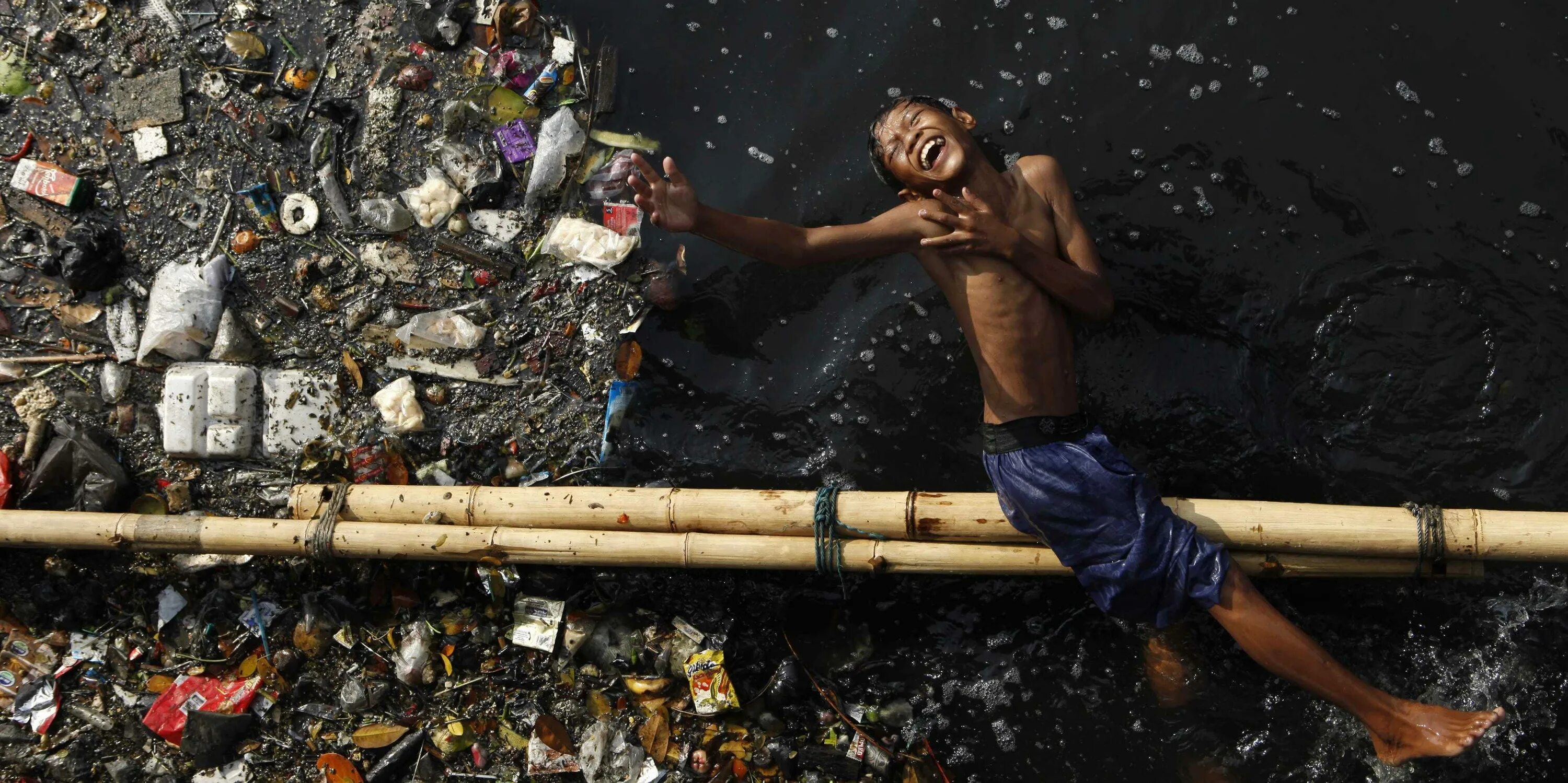 Планета людей реки. Загрязнение планеты. Человек загрязняет природу. Человек купается в мусоре. Природа загрязненная человеком.