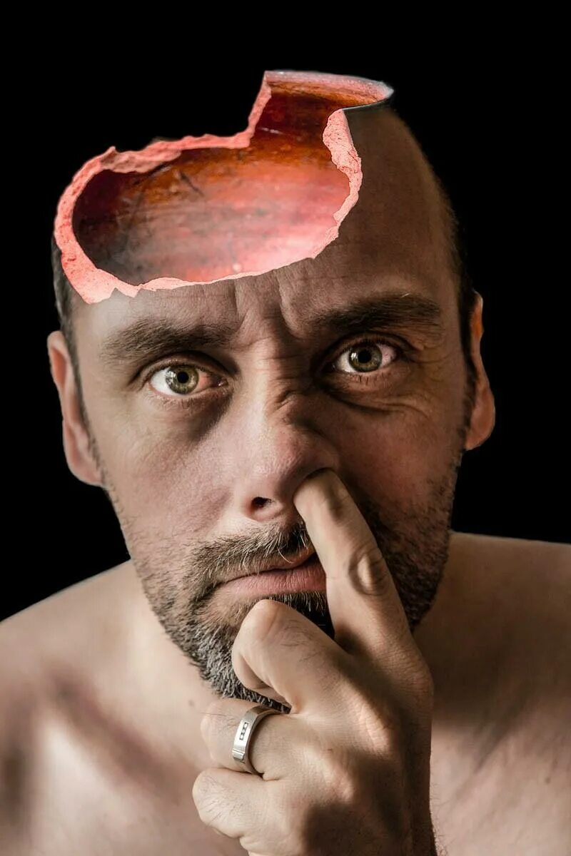 Застрял в дверном проеме. Аватарка мысли. Я с пробитой башкой. Мужчина без половины головы. Я с пробитой башкой.