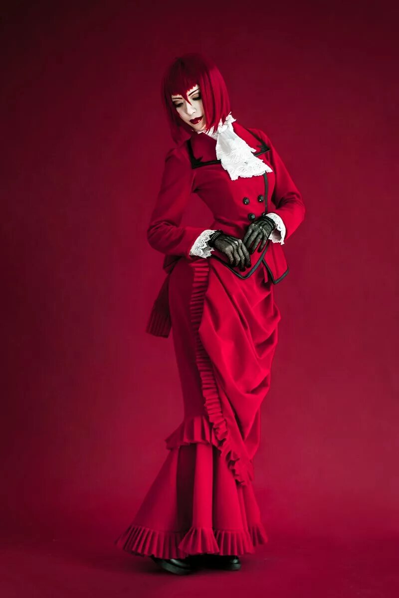 Red cosplay. Анджелина Даллес темный дворецкий. Темный дворецкий малам Рэд. Тёмный дворецкий мадам Рэд.