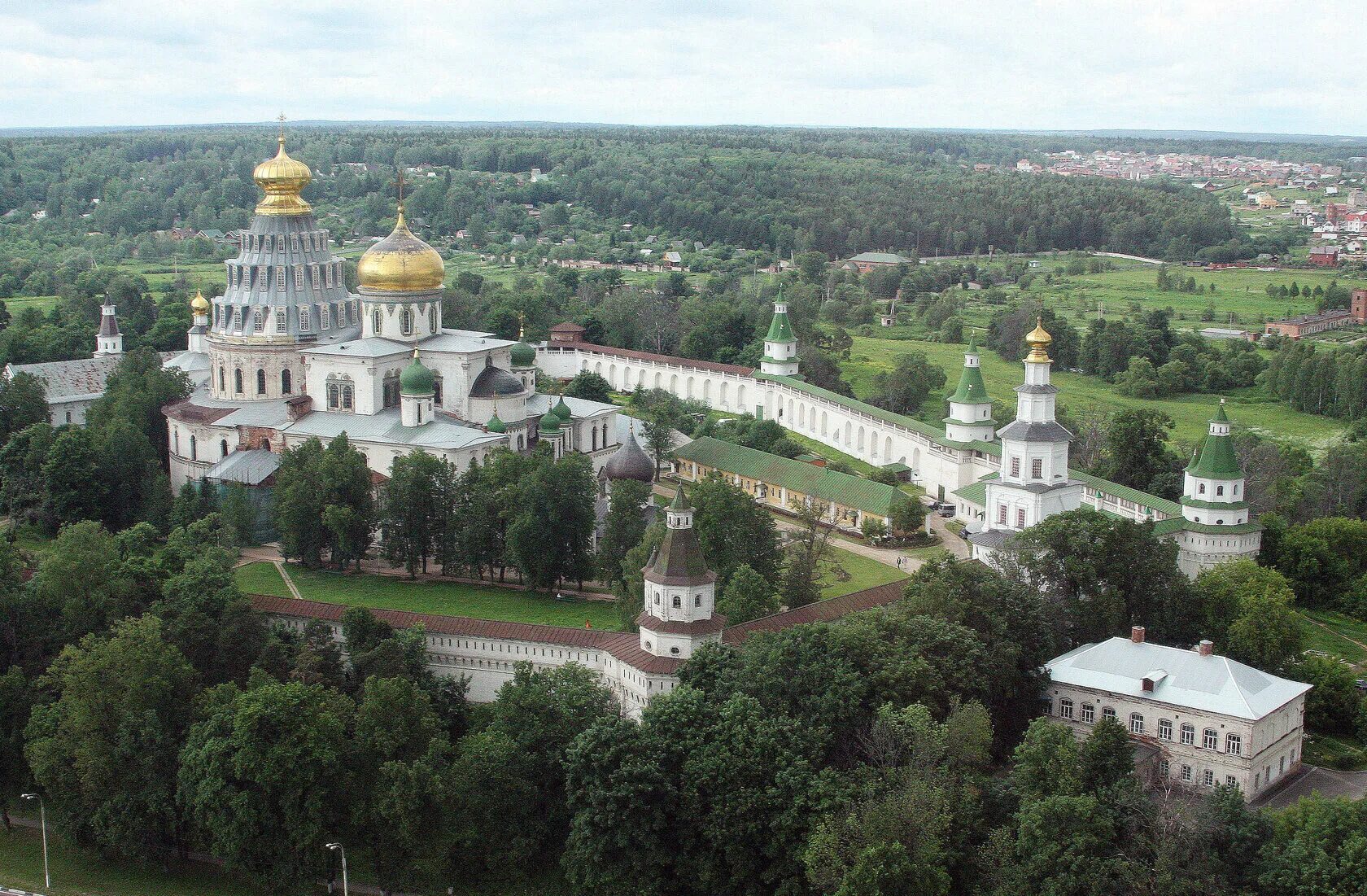 Истра куда сходить. Новоиерусалимский монастырь парк. Панорама Новоиерусалимского монастыря. Русская Палестина Новоиерусалимский монастырь. Город Истра Подмосковье.