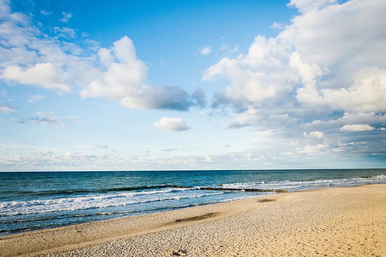 Море на з. Пляж Зеленоградск Бич. Море. Балтийское море. Сочи песчаный пляж.