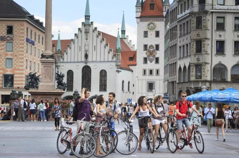 Мюнхен велодорожки. Велокультура в Германии. Велосипедисты в Германии. Велосипеды в Германии.