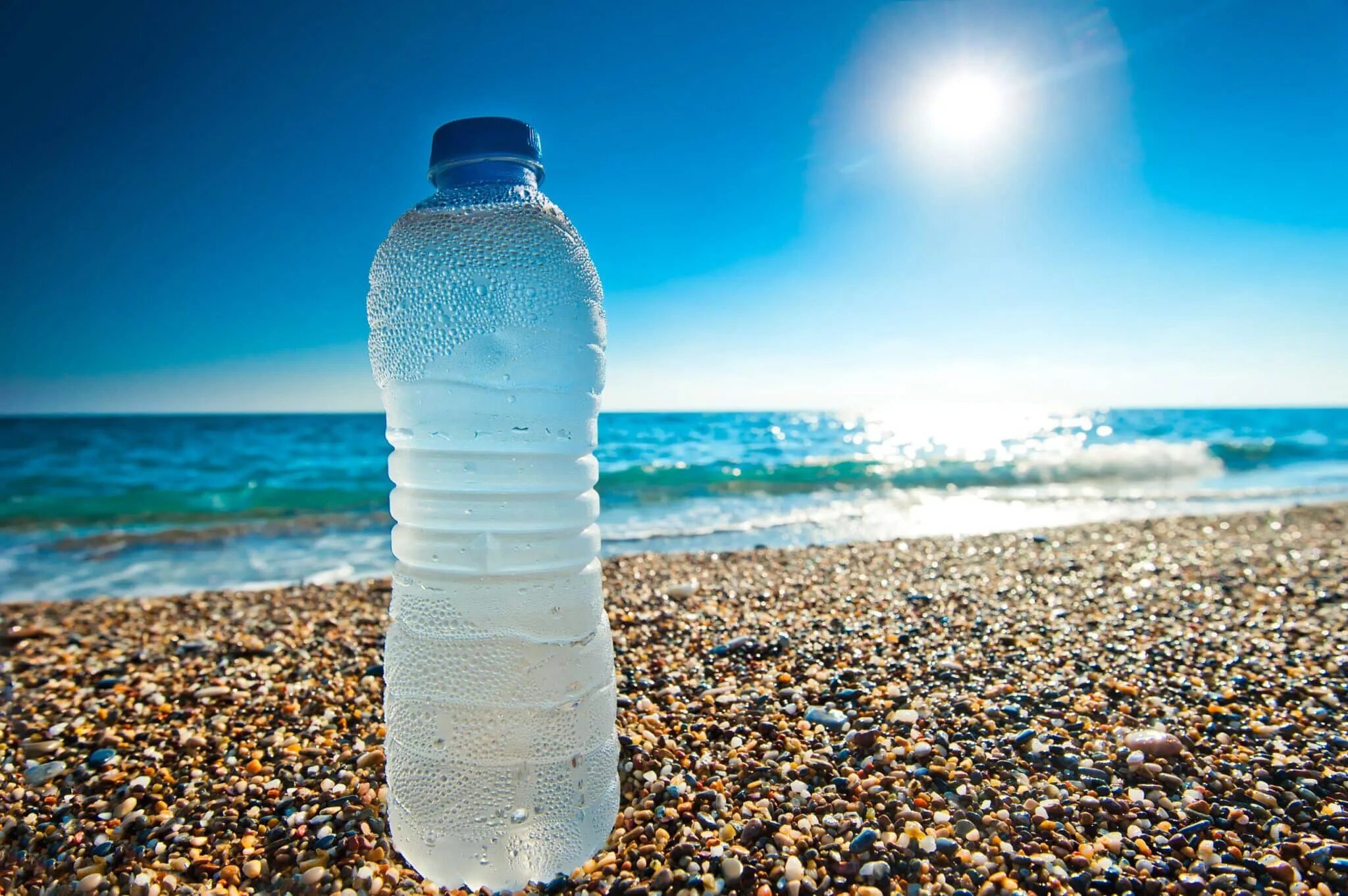 Бутылка для воды. Бутылка воды на берегу моря. Бутылка холодной воды. Бутылка воды на солнце. Отпуск питьевой воды