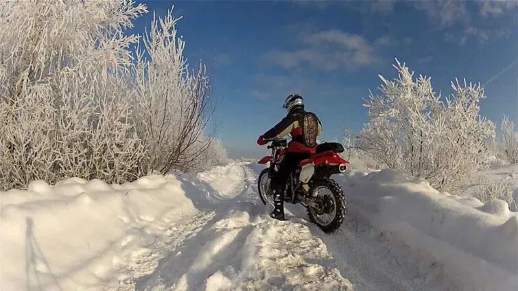 мотоциклист зимой. мото эндуро зима. зимний мотокросс. эндуро зимой. зимние покатушки на мотоциклах.