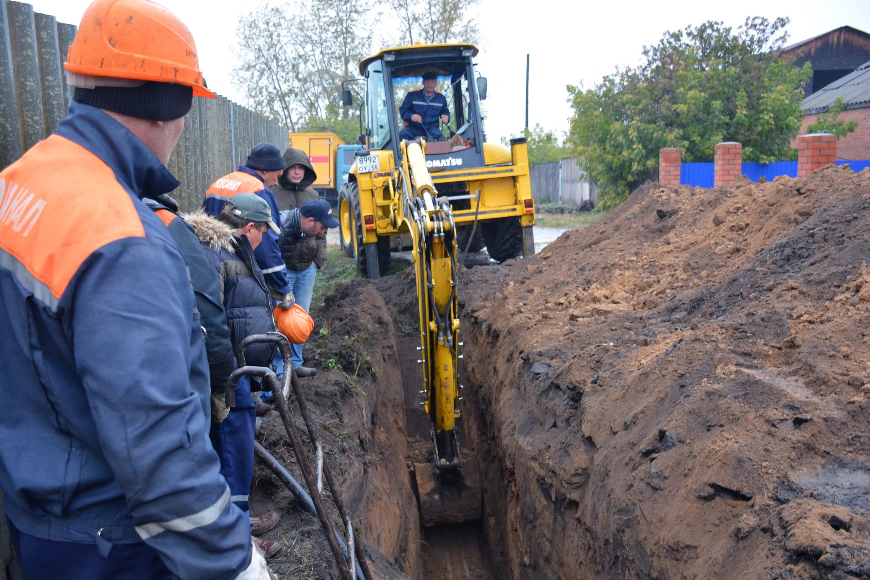 Выкопать под водопровод. Раскопка газопровода. Копка траншей. Рытье траншеи экскаватором. Копка траншеи экскаватором.