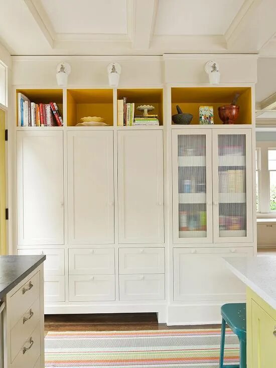 Пространство над кухонными шкафчиками. Кушетка икеа фиресдаль. Книжные стеллажи в интерьере квартиры. Пространство над шкафом. Пространство над кухонными шкафами.
