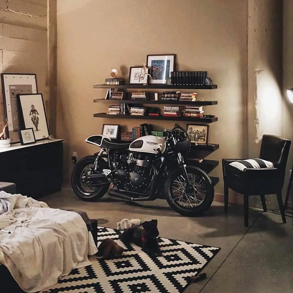 Мотоцикл в комнате. Мотоцикл в интерьере квартиры. Байкерский стиль в интерьере. Мотоцикл в квартире лофт. Мопед дома