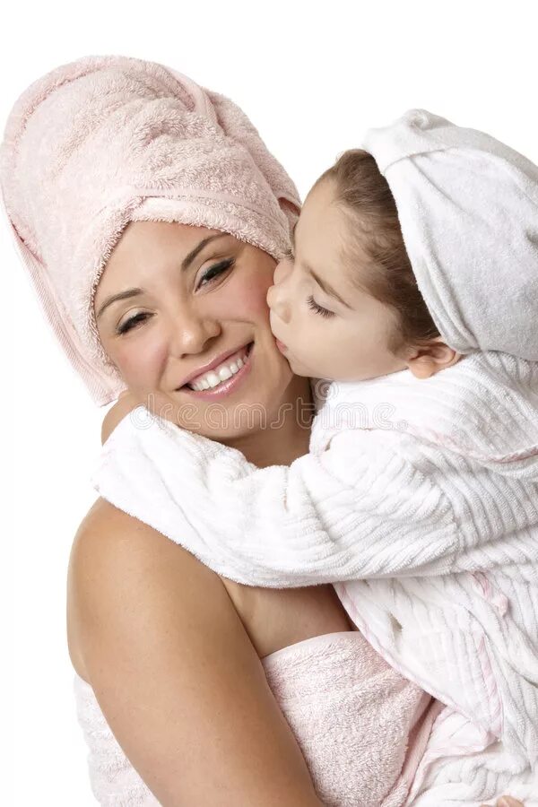 Дочка после душа. Мама с дочей в спа. Фотосессия дочери и мамы в полотенце. Мама и дочь в палатенцах. Мама в полотенце.
