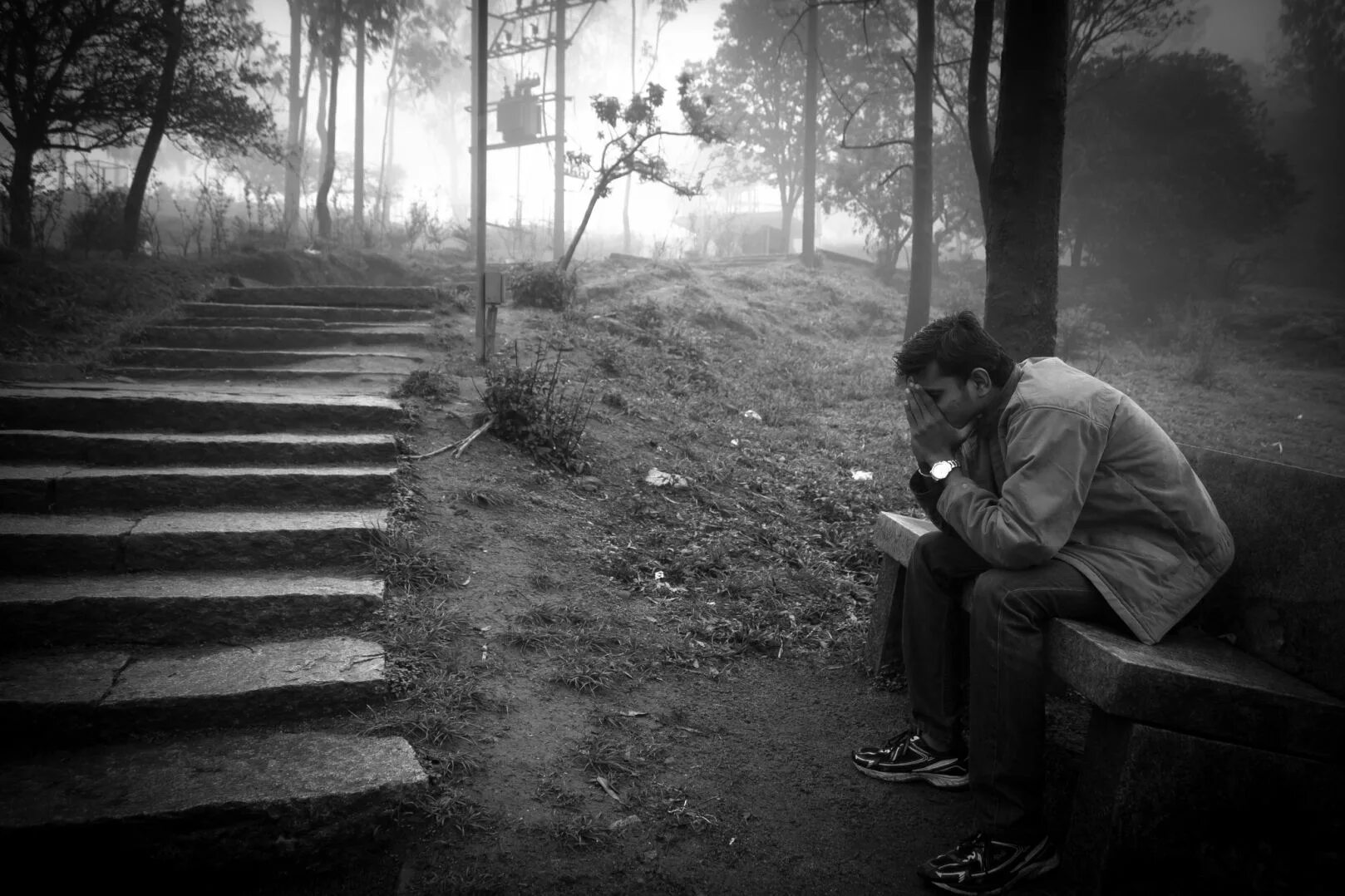 Жизнь кажется грустной. Мрак одиночество. Это грусть. Отчаяние. Душевное одиночество.