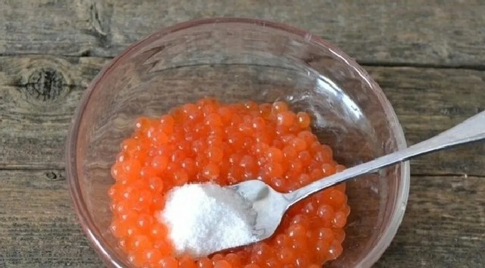 Рассыпанная икра форели. Засолка икры форели в домашних условиях. Тузлук для икры форели. Сколько соли на икру форели. Икра форели соленая.