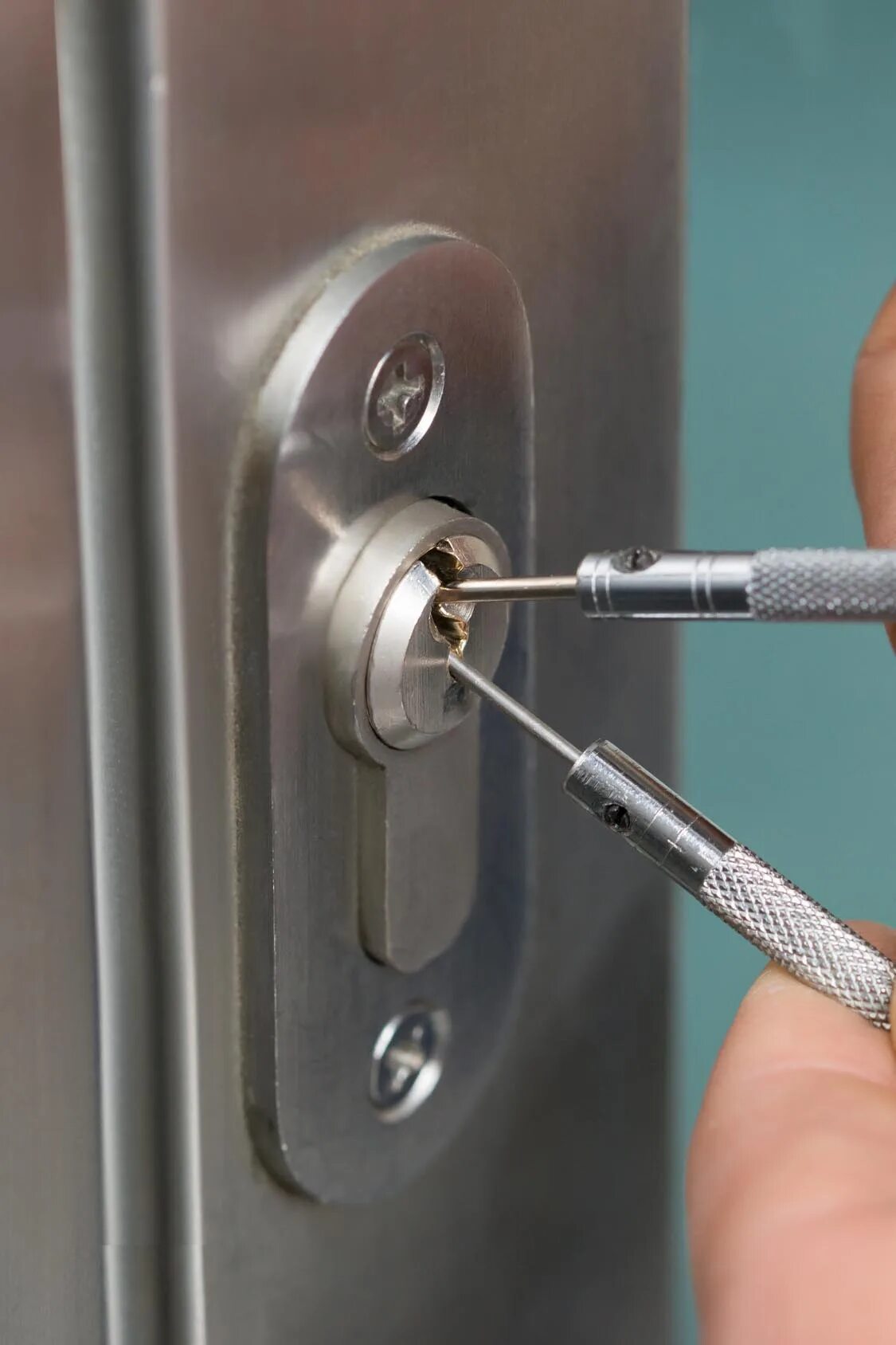 Car locksmith near me. Locksmith перевод. Мастер по вскрытию замков. Монтаж входной двери. Locksmith перевод.
