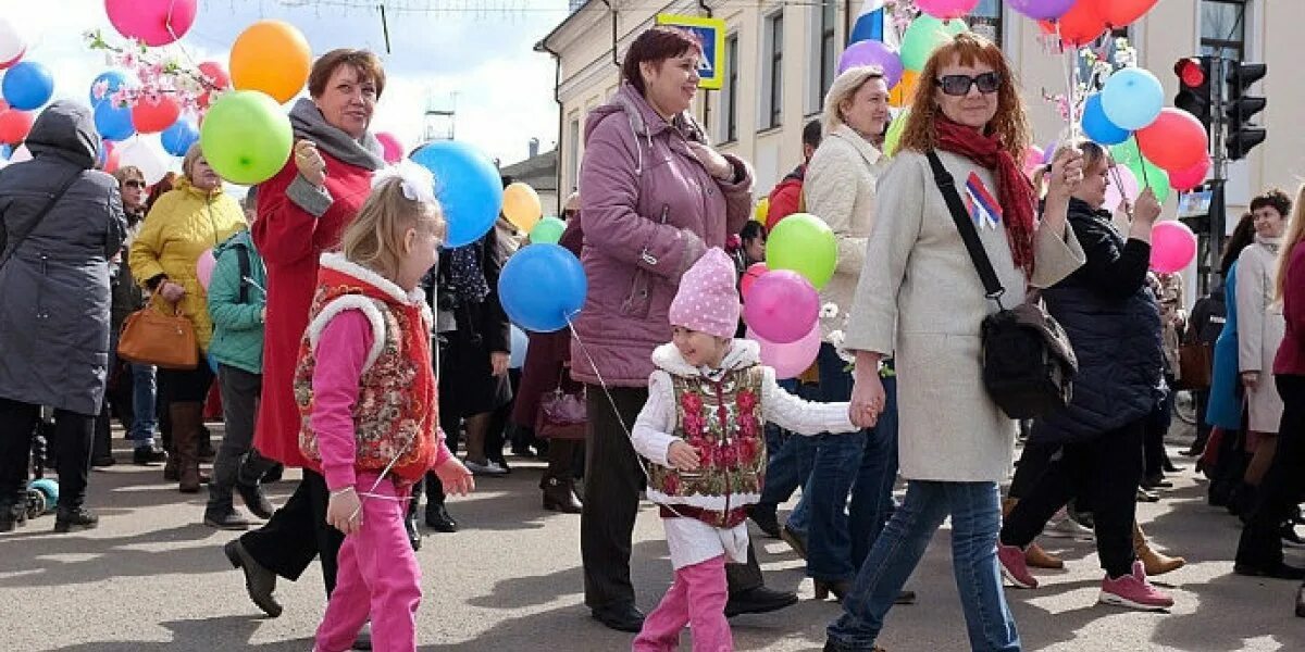 Праздничный дне 1 мая по. Празднование 1 мая. Праздник в городе. Демонстрация 1 мая. 1 Мая в России.