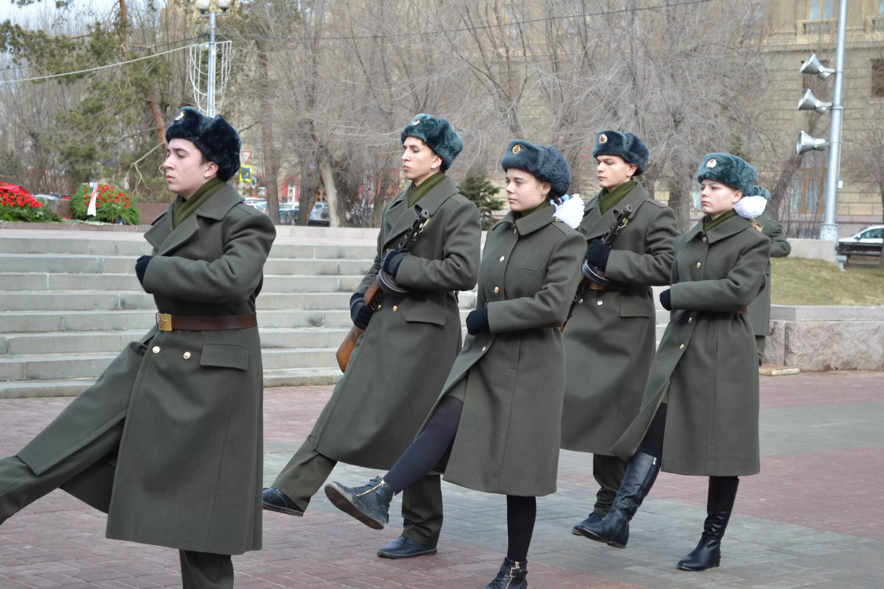 Конкурс пост 1. Пост 1 у вечного огня Волгоград. Вечный огонь пост номер 1 Волгоград. Форма поста номер 1 Волгоград. Пост номер один.