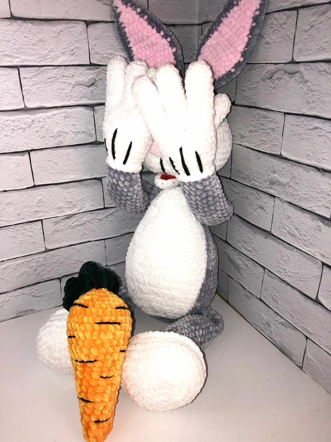 Bunny nika. Bunny nika. Molo купальник. Черный заяц. Картина багз банни гангстер.