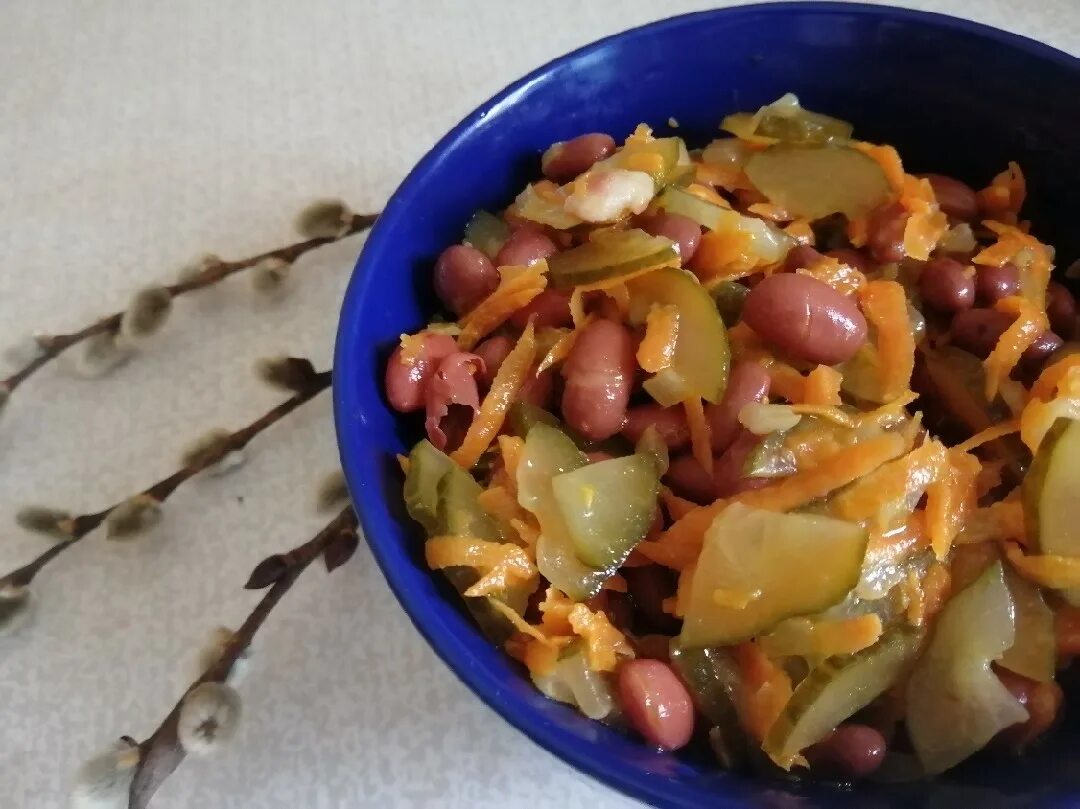 Салат сытный постный. Постный салат из фасоли. Салат с фасолью и курицей. Постный салат с фасолью и огурцами свежими. Салат из стручковой фасоли.