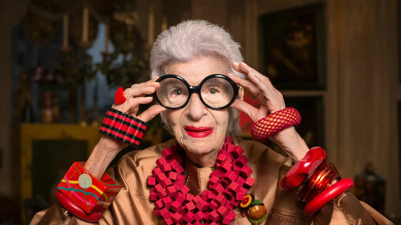 немолодая женщина. бабушка в восторге. пожилая женщина удивлена. бабушка в восторге. бабушка в восторге.