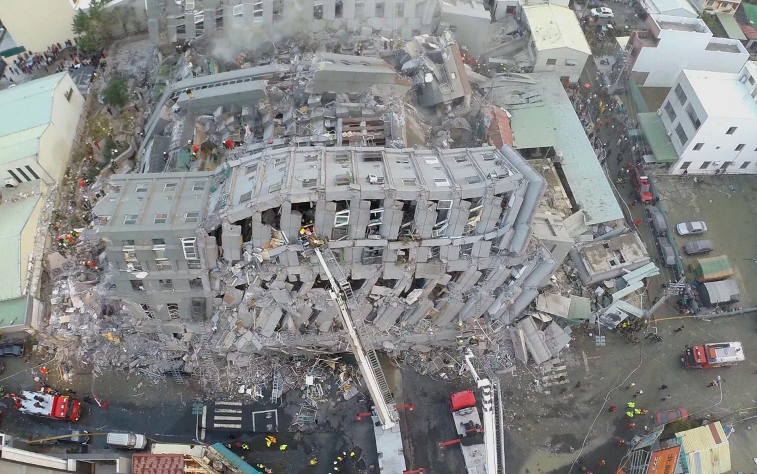 Дом во время землетрясения. Тайвань землетрясение 2018. Землетрясение на Тайване 1999. Разрушение зданий. Разрушение от землетрясения.