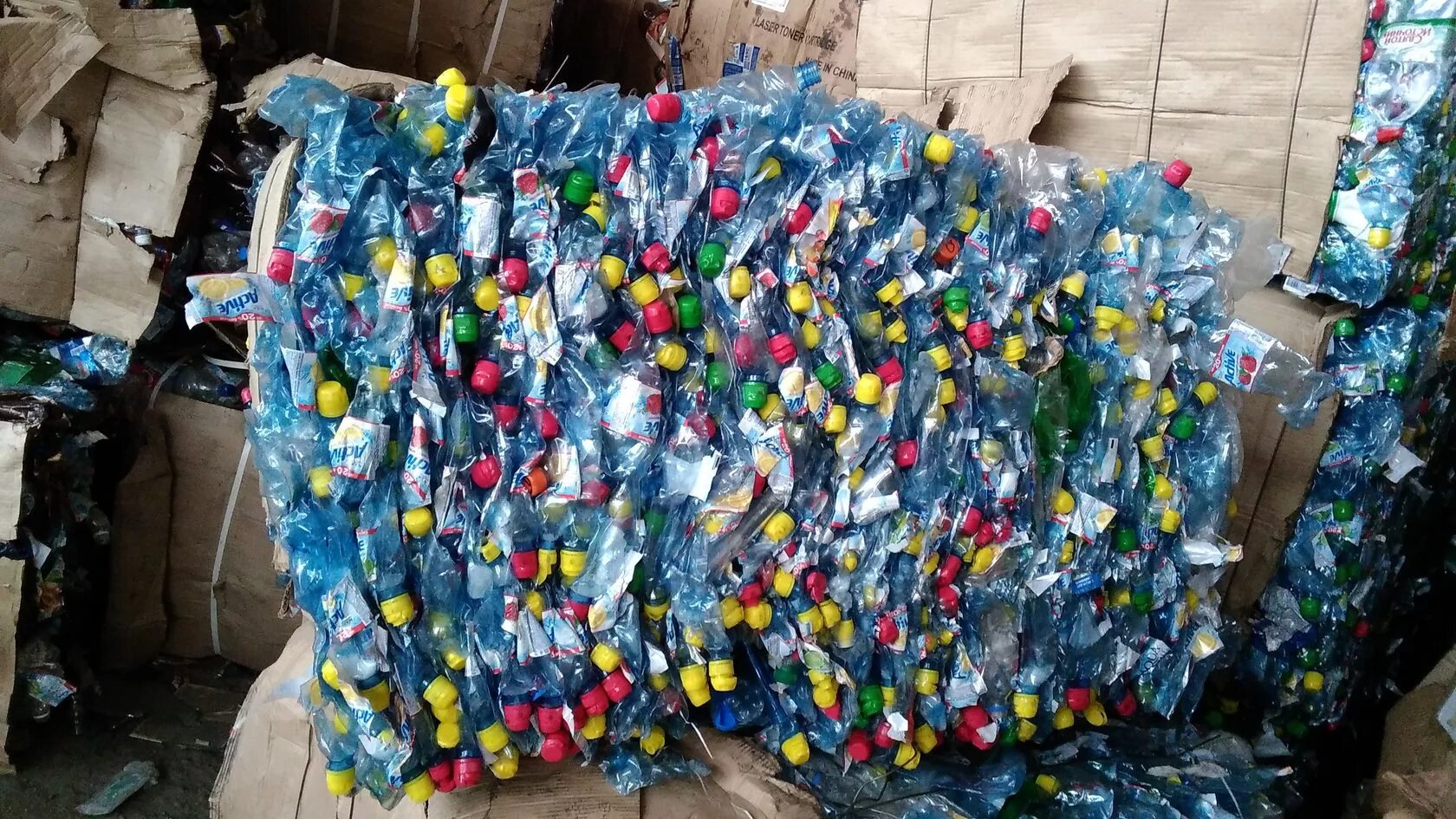 Куплю отходов пэт. ПЭТ отходы прессованная. Пластиковые бутылки отходы. Прессованные пластиковые бутылки. ПЭТ бутылка вторсырье.
