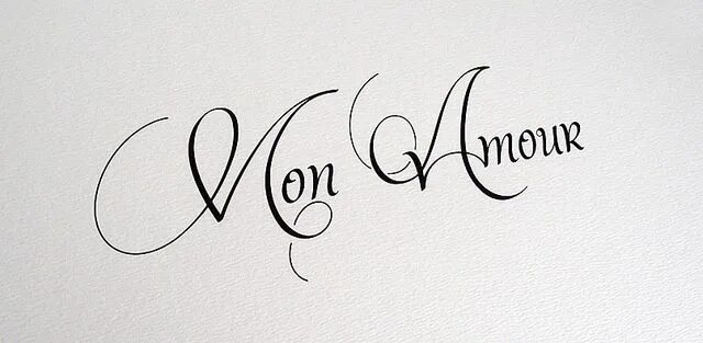 Аморе тату эскиз. Amor татуировка эскиз. amore тату эскиз. мон амур надпись. amour надпись.