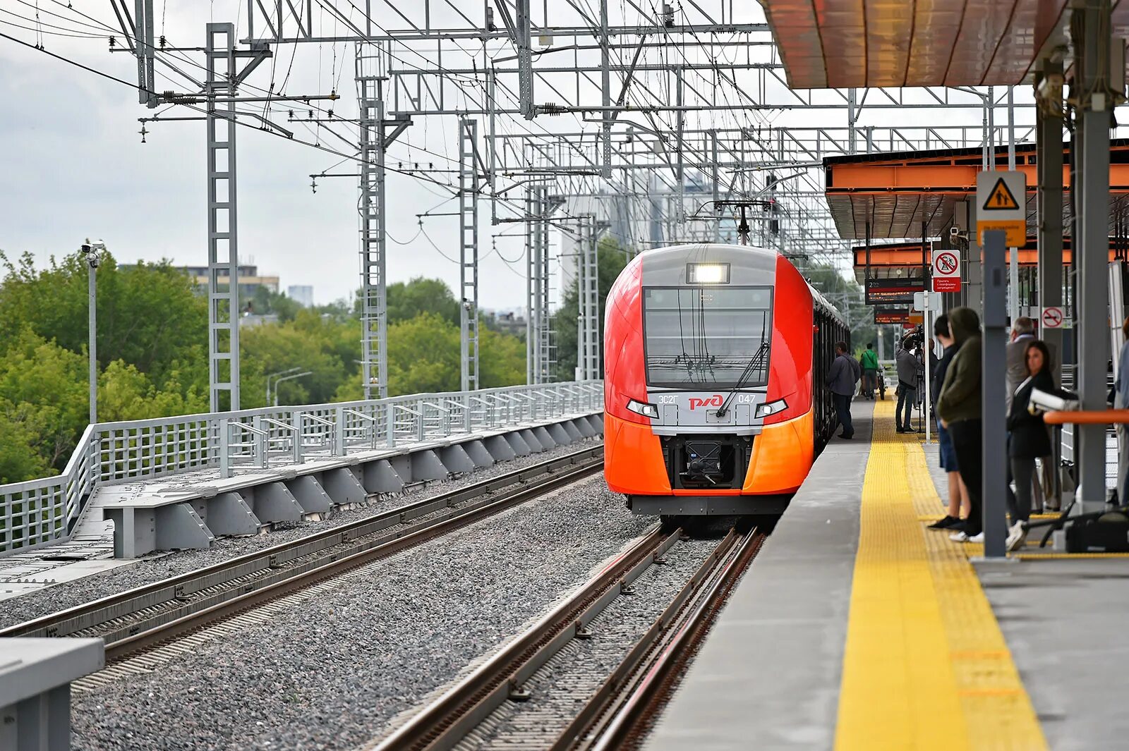 Мцк 3 минуты. Станция МЦК Нижегородская, Москва. Нижегородская (станция метро) МЦК. МЦК Нижегородская платформа. Поезд Ласточка МЦК станция метро Нижегородская.