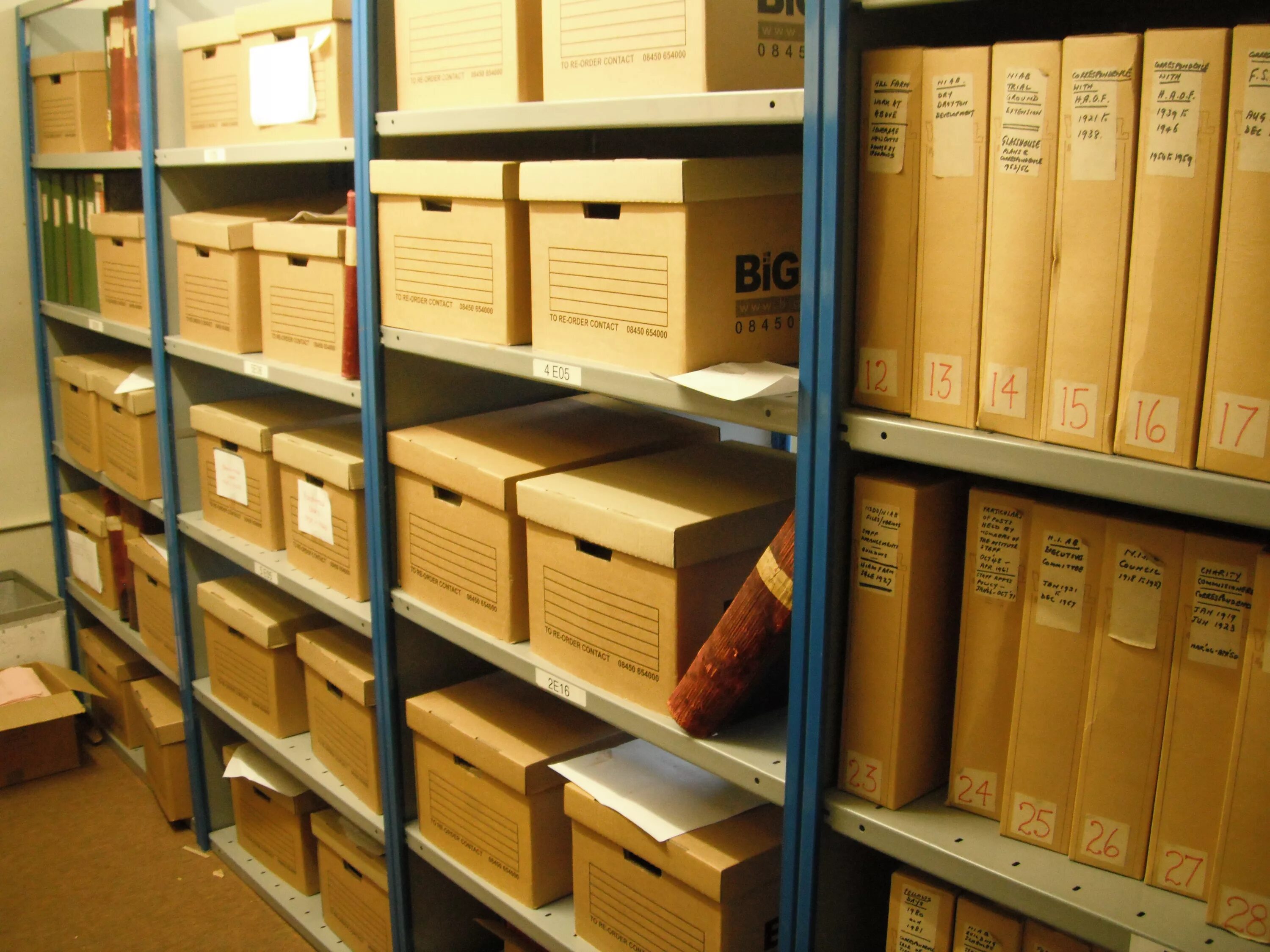 Хранение документов. Архивное хранение дел. Хранилище архива. Хранение документов в архиве.