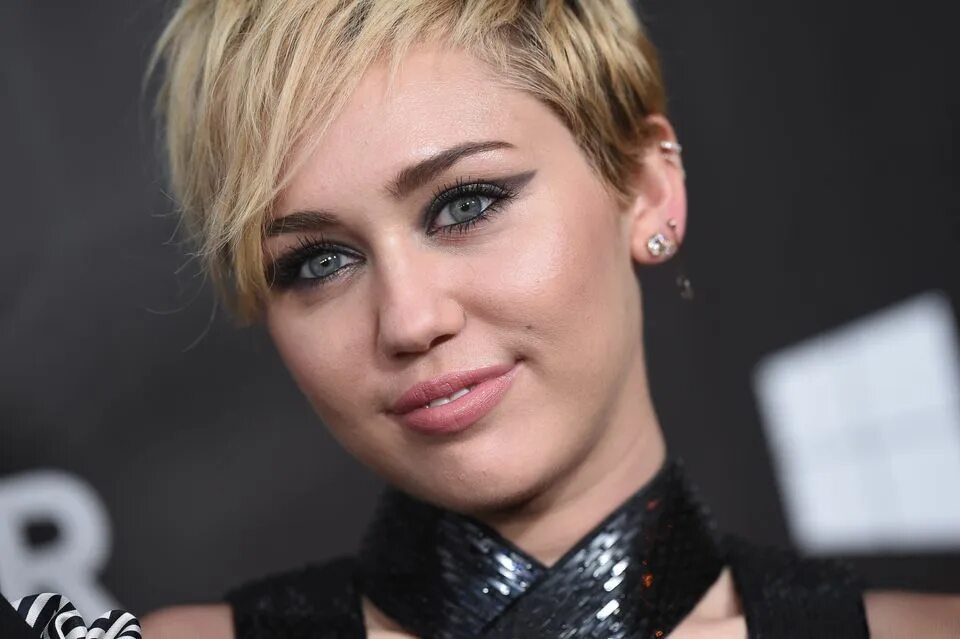 Miley cyrus. Майлей сайрусов. Майлей сайрусов. Майли майру. Майли сайрус стрижка андеркат.