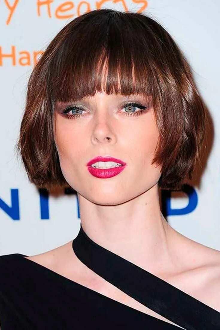 Французское каре женское. Blunt bob стрижка. Короткое каре с челкой. Градуированный боб сессон. Французская челка с короткой стрижкой.