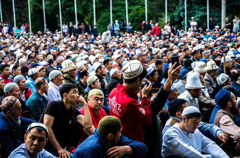 Айт намаз. Орозо-айт в Киргизии. Орозо мечеть. Орозо айт фото. Празднование Орозо айт в Бишкеке.