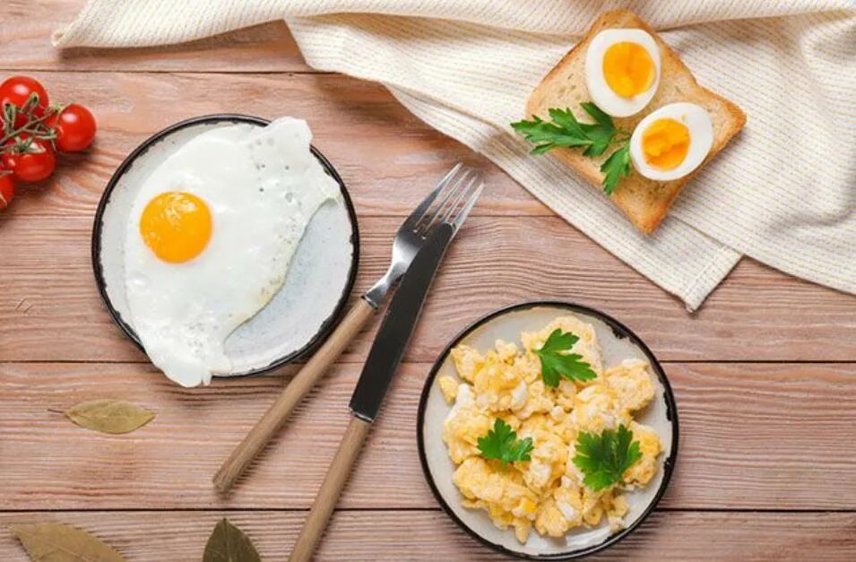 Завтрак. Яйца вкрутую на завтрак. Завтрак из яичного белка. Завтрак полезный глазунья.