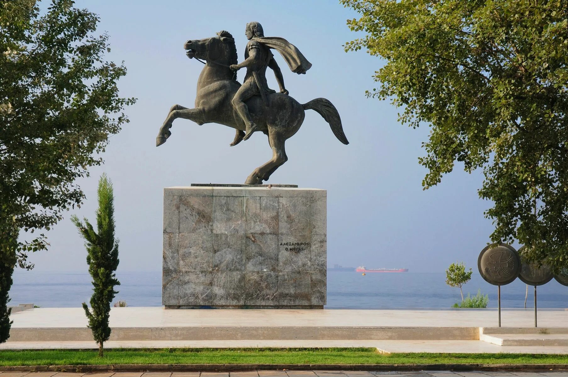 Памятник александру македонскому. Памятник Македонскому в Салониках. Памятник Александру Македонскому в Греции. Памятник Александру Македонскому в Македонии.