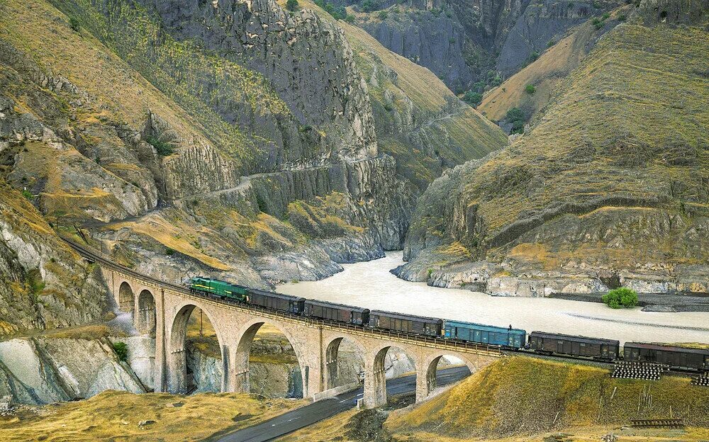 Железные дороги ирана. Трансиранская железная дорога (Иран). Трансиранская железная дорога Хузестан. Железная дорога Ирана ЮНЕСКО. Трансгабонская железная дорога Иран.