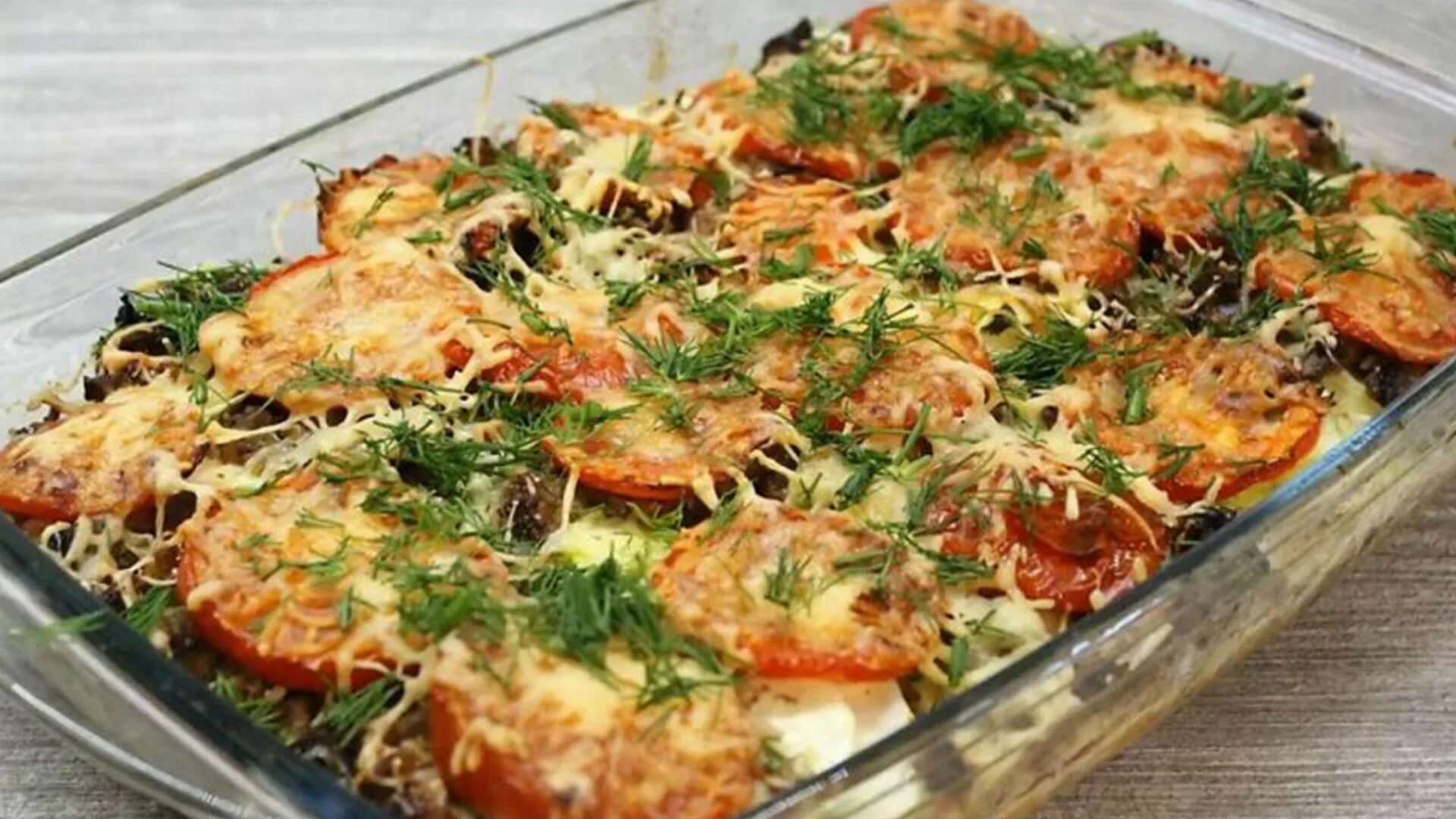 Фарш в духовке с сыром и помидорами. Кабачки в духовке с фаршем помидорами и сыром. кабачки запечённые в духовке с помидорами. кабачки под сыром в духовке с помидорами. кабачки запеченные с помидором и сыром.