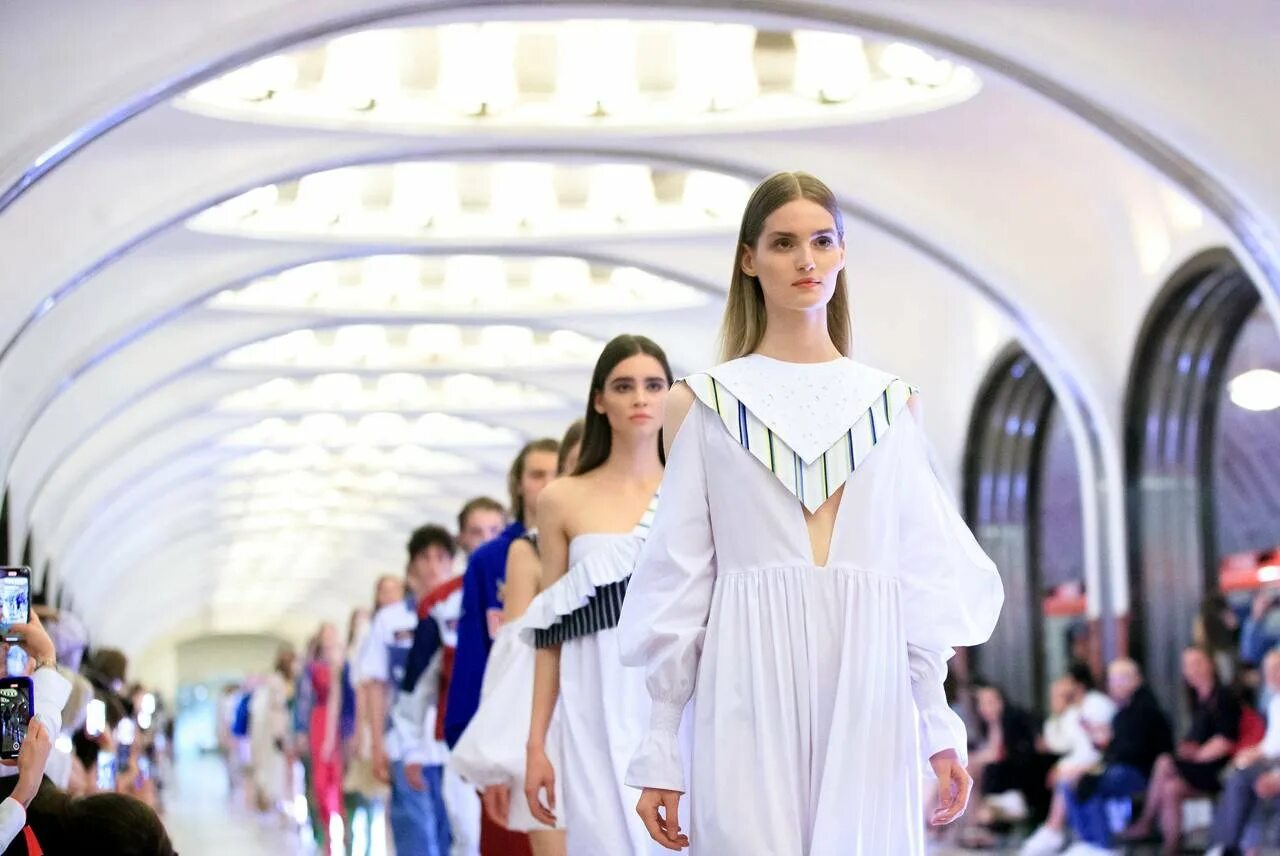 Московская неделя моды март 2024. Fashion week 2022 Москва. Зарядье показ мод Юдашкина. Показ мод в Зарядье 2022 Юдашкин. Московская неделя моды Зарядье.