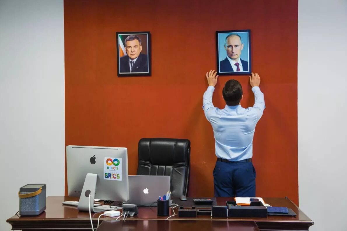 Висит портрет. Портрет Путина в кабинет. Портрет Путина в офис. Портрет Путина вешают в кабинете. Фон для видеосвязи кабинет с портретом Путина.
