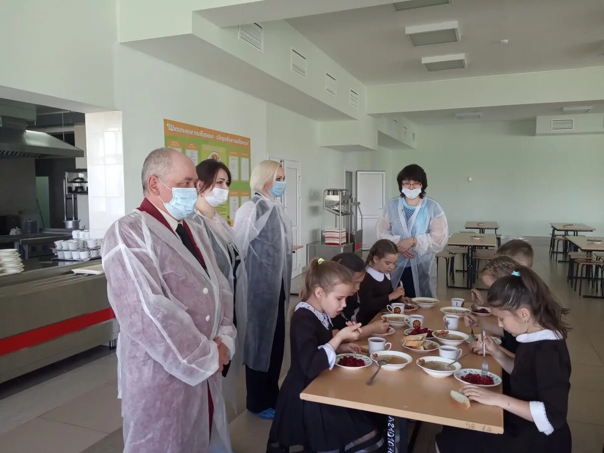 столовая в школе. проверка питания в школах. глобус школьное питание барнаул. еда в школьной столовой. 14 школа биробиджан.