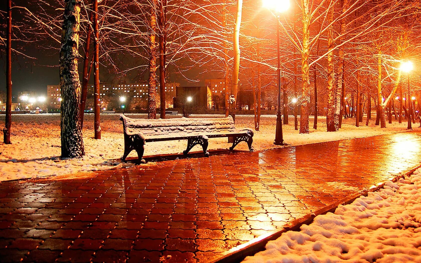 Красивая ноябрьская ночь. Ранняя зима в городе. Снежная осень в городе. Ноябрь снег город. Первый снег вечер.
