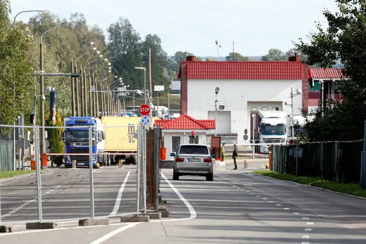 Пограничный пункт смоленск беларусь. Пересечение границы с белоруссией города. Таможня польша беларусь. Пункт пропуска красная горка смоленская. Пересечь границу белоруссии на автомобиле.