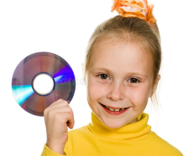 Девочка с компакт дисками. Держит диск. Дети у девочки с дисками. Съемка с DVD дисками девушка. Включи взрослый поиск