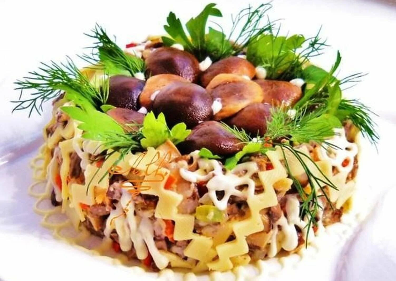Рецепт салата с опятами и курицей. Салаты. Салат с грибами. Салат грибочки. Салат украшенный грибами.