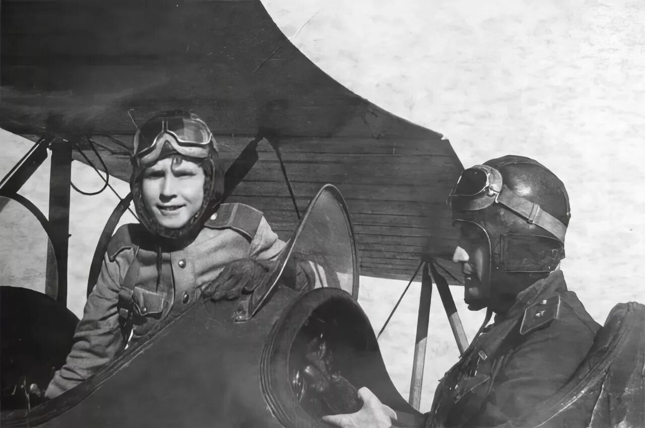 Каманин - самый молодой лётчик. Гагарин военный летчик