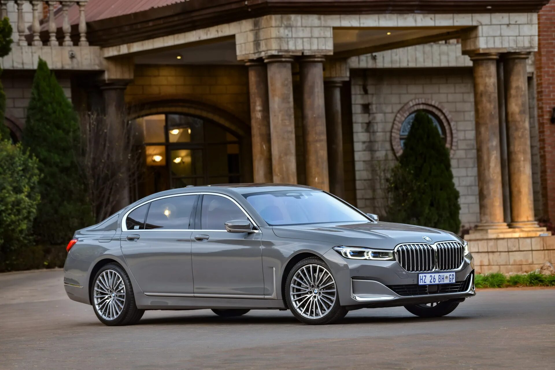 Бмв 750 москва. BMW 750li XDRIVE. BMW 750li g12. БМВ 7 g12. БМВ 750 li XDRIVE.