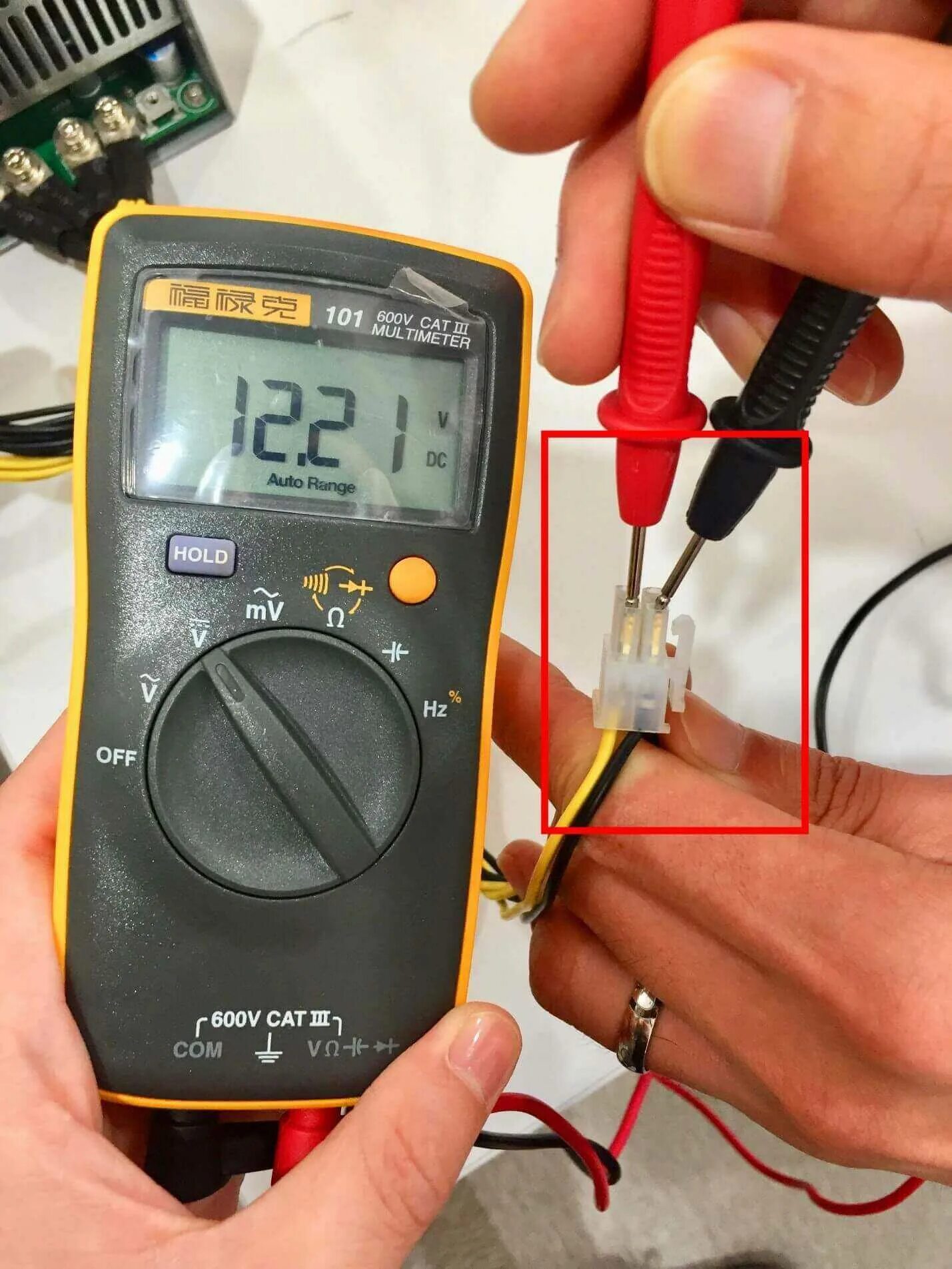 Измерение напряжения тест. Мультиметр измерение тока 220 вольт. Мультиметр измерить 220 вольт. Измерение тока и напряжения мультиметром 220 вольт. Измерение напряжения мультиметром 220 вольт.