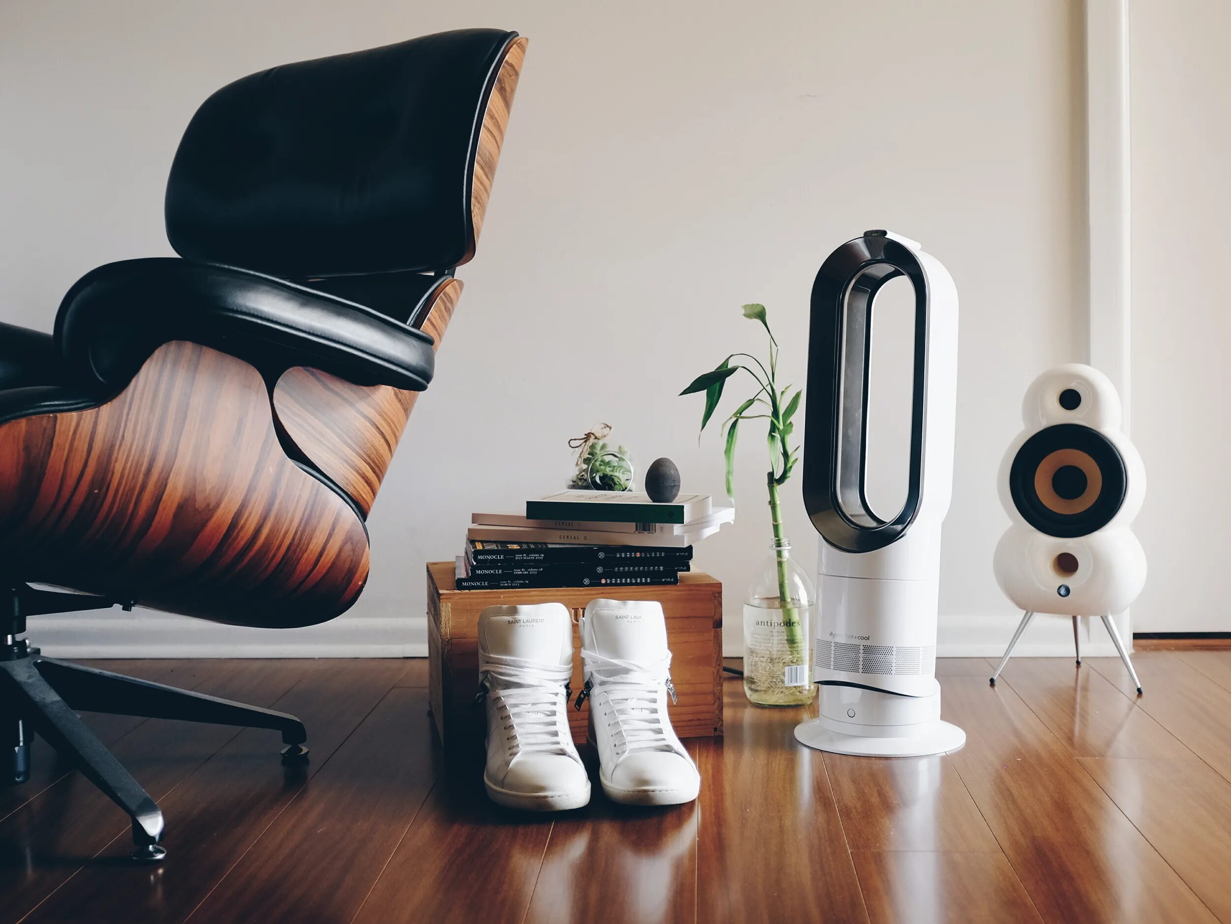 Комната обогрева. Вентилятор dyson am09. тепловентилятор dyson. тепловентилятор в интерьере. теплообогреватели дайсон.