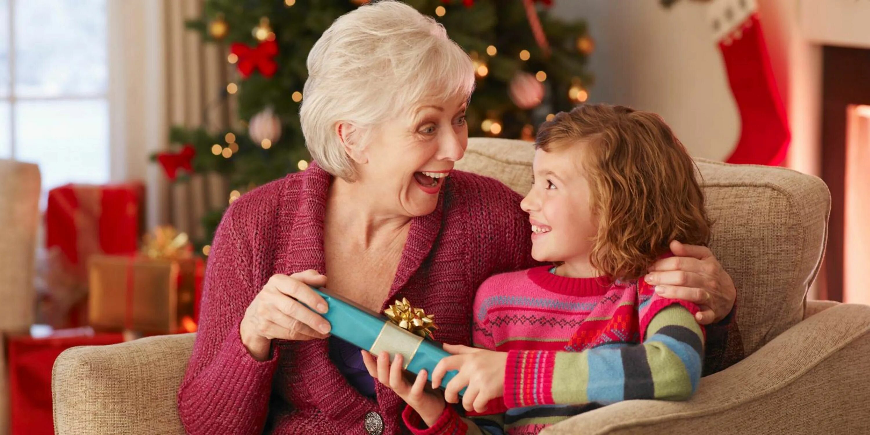 Подарок бабушке. Бабушка дарит подарок. Новогодний подарок бабушке. Бабушка дарит подарок внучке.