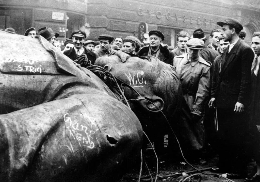 1953 1956 год. Венгрия 1956 статуя Сталина. Венгерский кризис 1956 памятник Сталину.