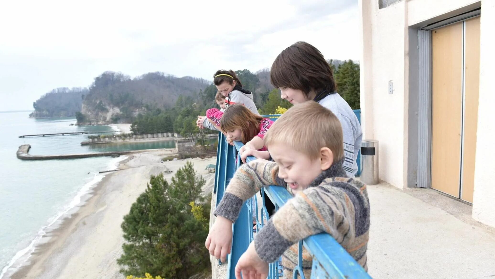 Абхазия с детьми. Малыш в Абхазии. Абхазия отдых с детьми. Абхазия дети абхазы. В абхазию без родителей
