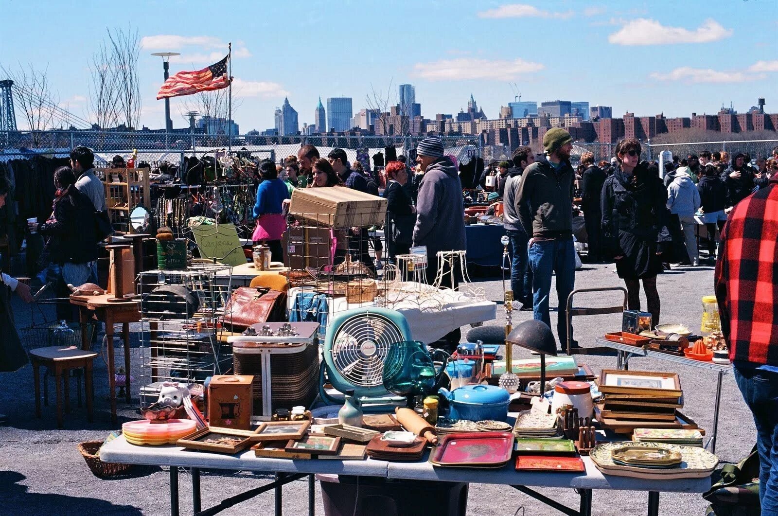 Блошиный рынок большой. Brooklyn Flea в Нью-Йорке. Блошиный рынок в Нью-Йорке. Нью Йорк рынок. Блошинный рынок в США.