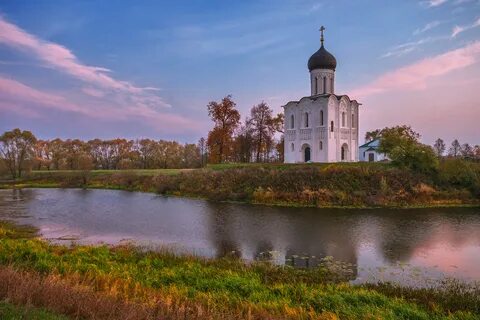 Церковь недалеко от боголюбово на берегу клязьмы